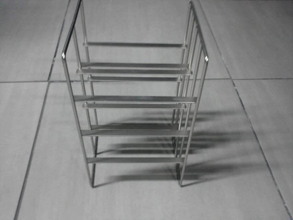 Garrafeira elegante moderna e muito decorativa em metal