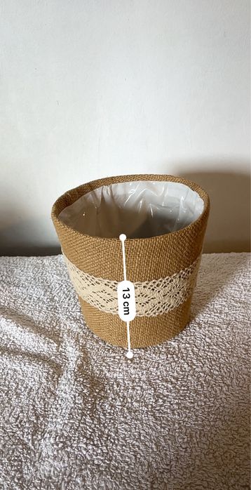 Vaso para plantas com ráfia