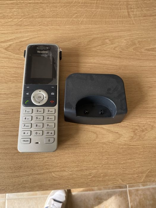 Telefone novo com base. Tem plastico