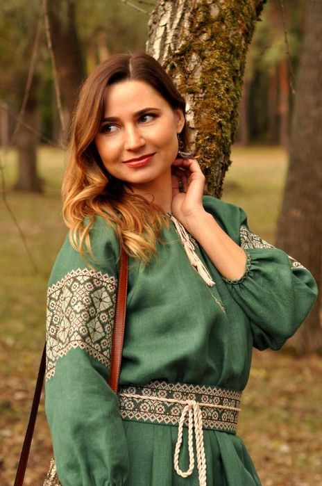 Неймовірно жіночна довга вишита сукня зеленого відтінку