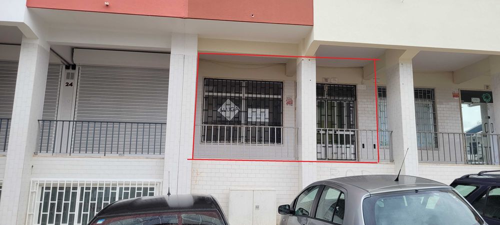 Aluga-se Loja ( Amora / Paivas )