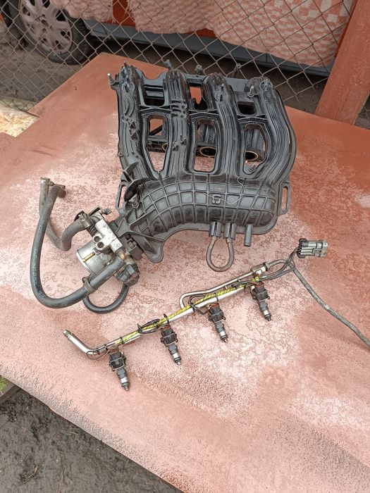 Впускной колектор. Рампа з форсунками  ваз-21010 priora