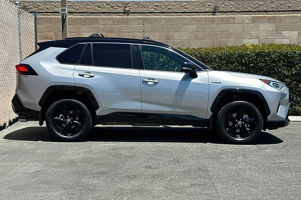 Toyota RAV4 XSE 2021 зі США, від $11 891 — доставка й розмитнення під ключ