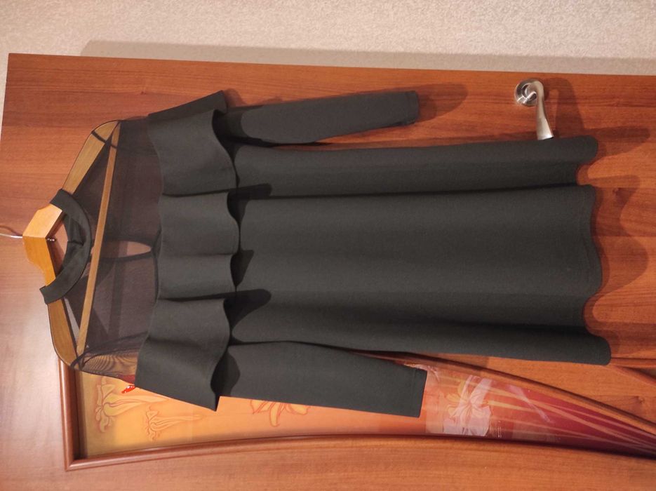 Чёрное платье с воланом , размер L