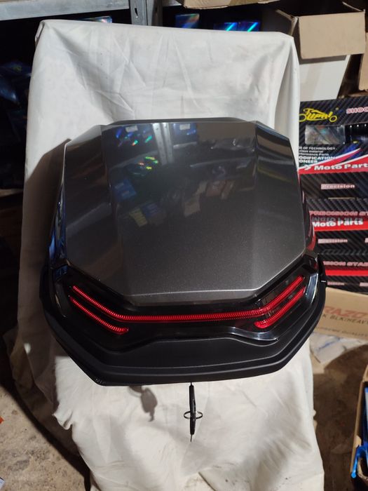 Кофр задній на мотоцикли мопеди скутери.32 літри . Дизайн супер