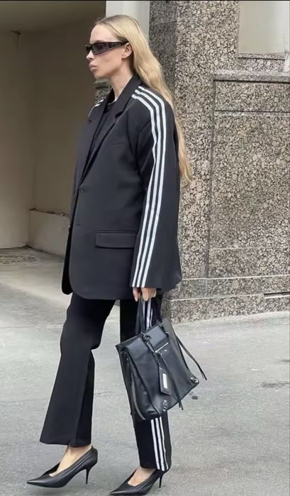 Элегантный брючный костюм спортивного типа.