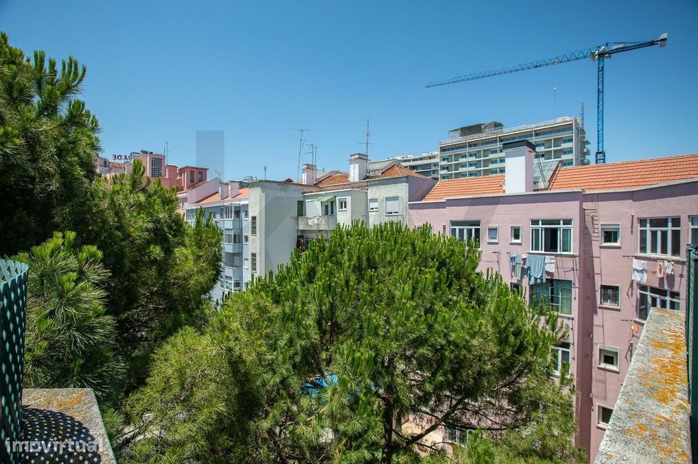 Apartamento T3 com sótão e terraço de utilização exclusiva - Av. de Ma