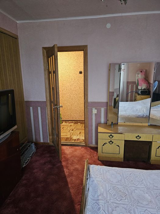 Продам у тихому місці 2-ох кімнатну квартиру мебльовану