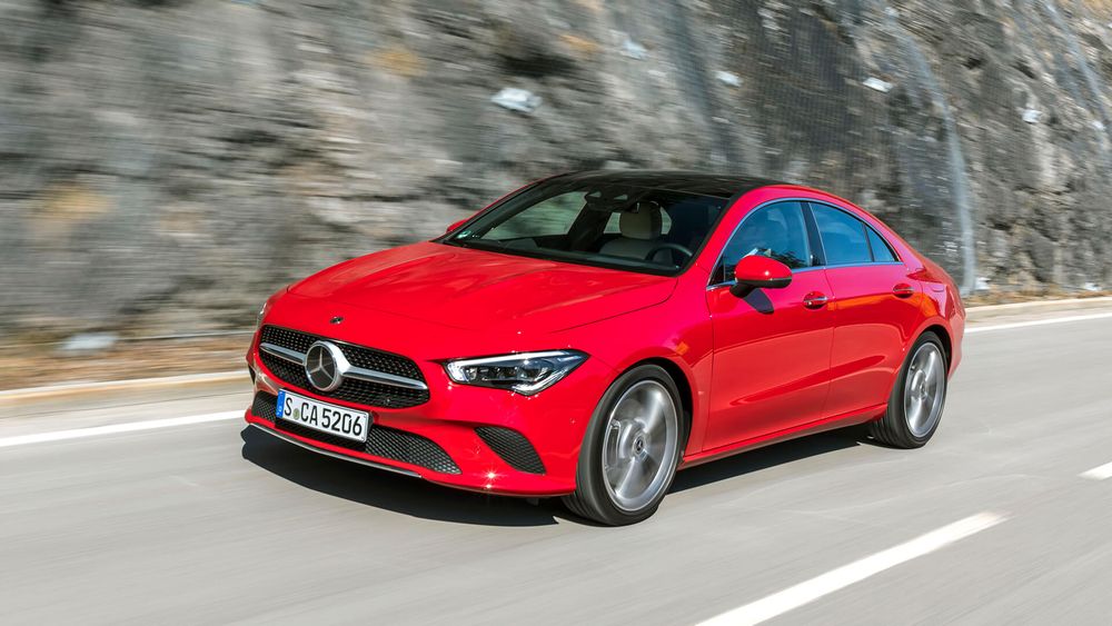 Mercedes CLA Coupe czerwony od przodu podczas jazdy