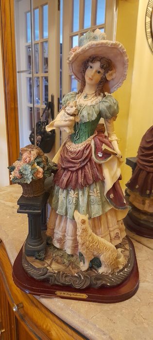 Vendo boneca em porcelana para meter em cima dos moveis