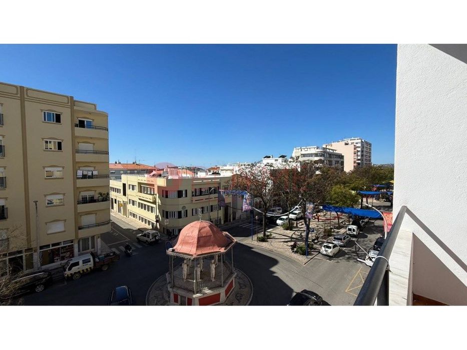 Apartamento T3 com Terraços e Garagem em Loulé