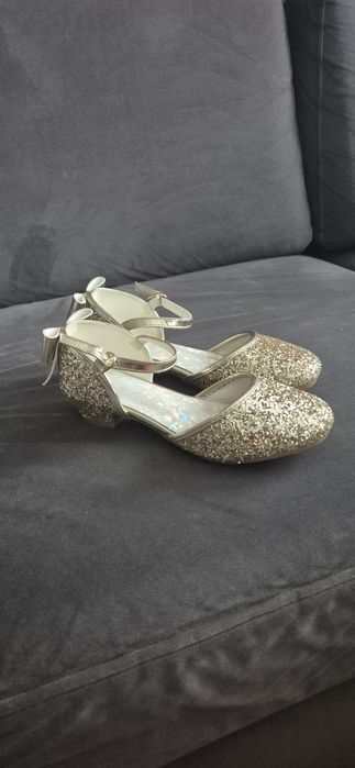 Złote pantofle, sandały