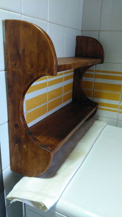 prateleira com 8 frascos grandes