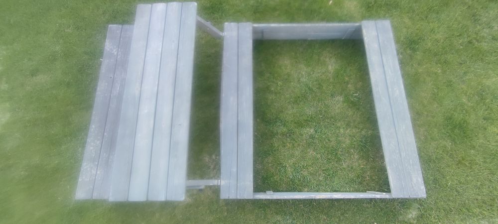 Piaskownica ze stolikiem i ławką