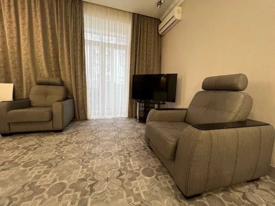 Дизайнерська 1-кім. квартира , метро" Палац Спорту" - 5 хв пішки: 125 ...