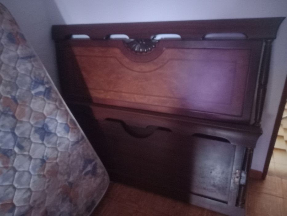 Cama de casal castanha