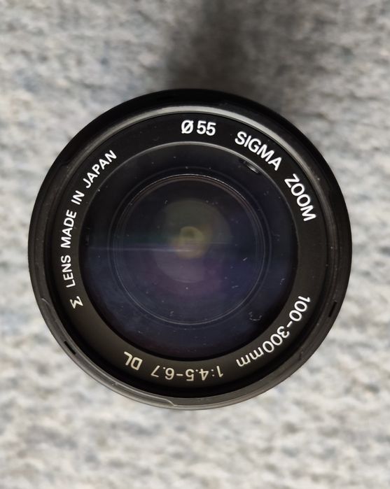 Obiektyw Sigma z osłoną przeciwsłoneczną Pentax