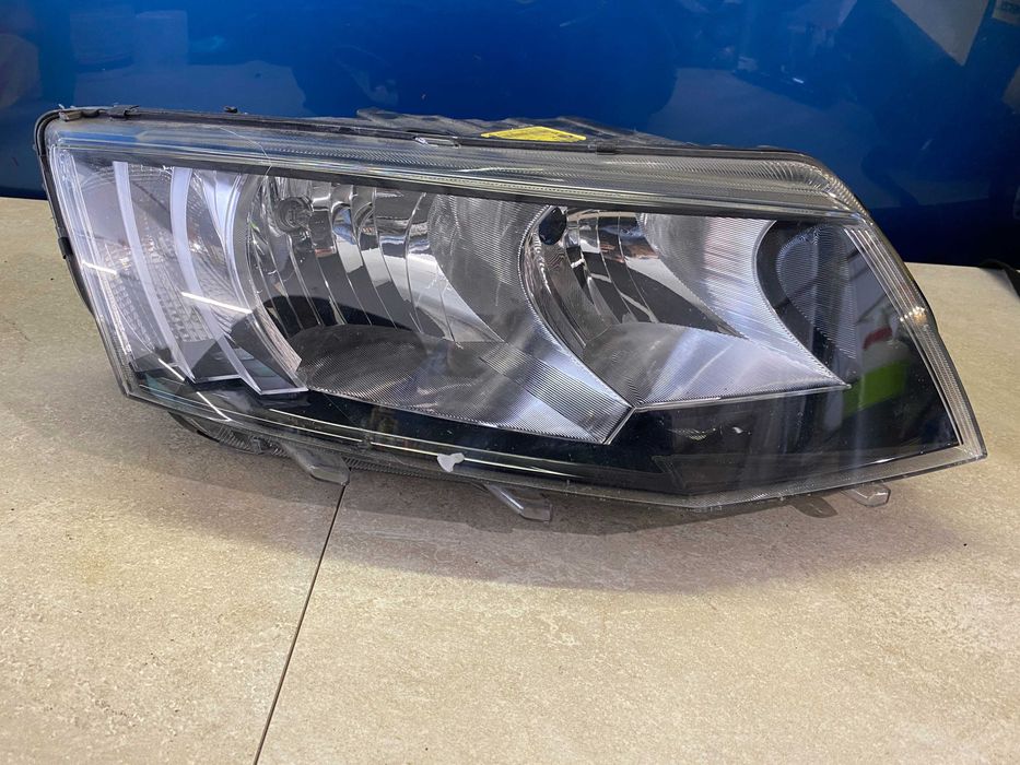 SKODA Octavia III Reflektor prawy przedni