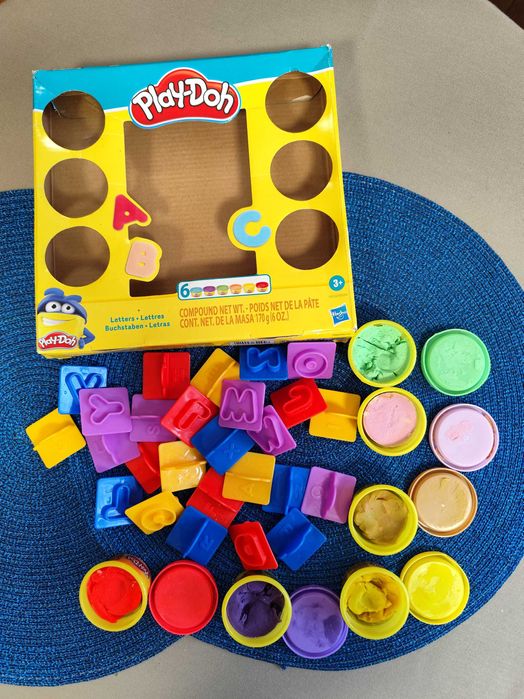 Literki Play-Doh z ciastoliną.