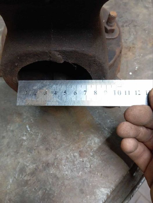 Часть от слесарных тисков тиски лещата тески слесарные