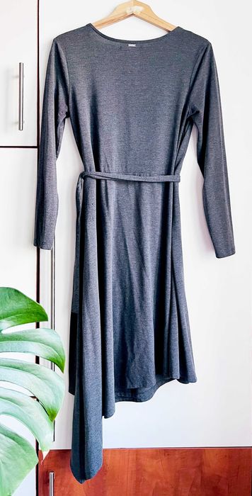 Sukienka asymetryczna midi kopertowa dzianina Mohito grafitowa