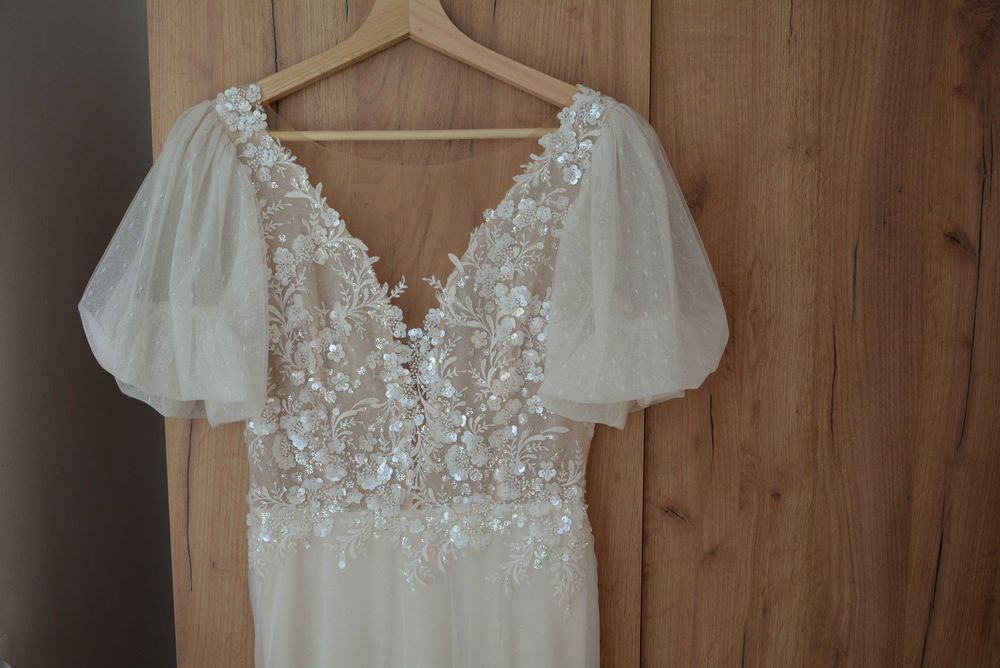 Tiulowa suknia ślubna z bufiastymi rękawkami