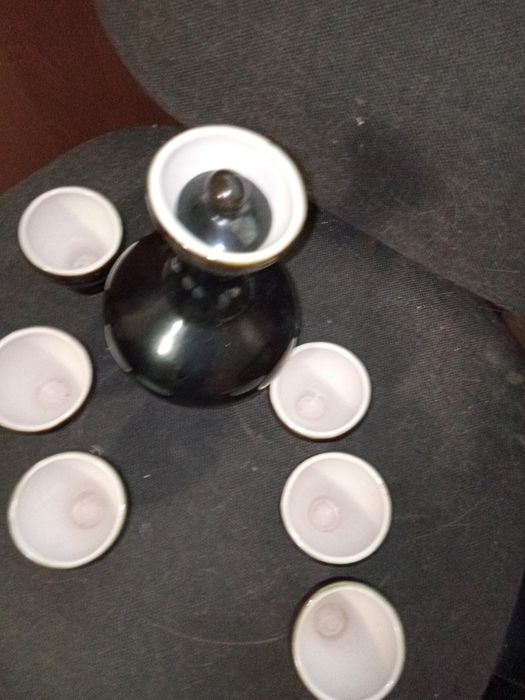 Графин з рюмочками.