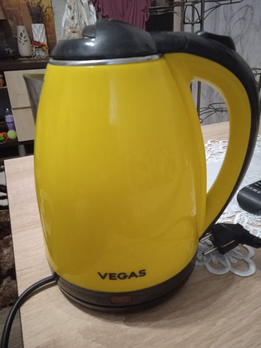 Продам бу жовтий чайник Неробочий Вегас