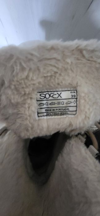 Złote botki-śniegowce