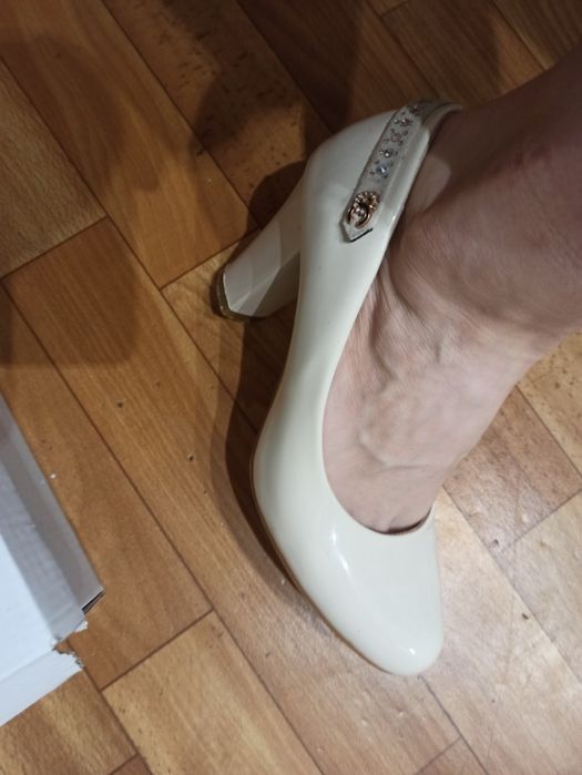 Туфлі бежеві лаковані