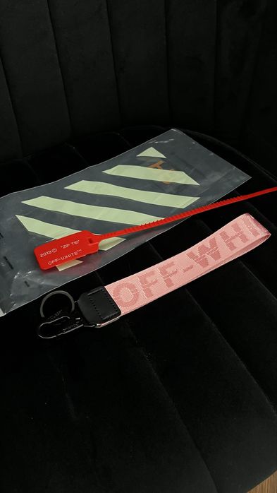 Off White Brelok Pink