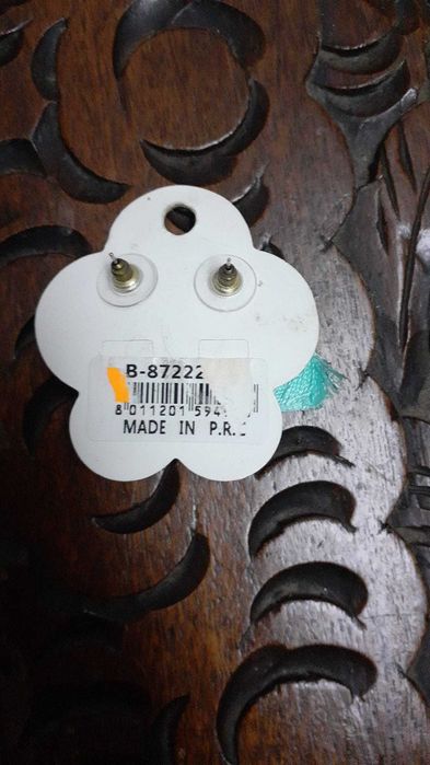 Brincos ainda na embalagem e anel novo