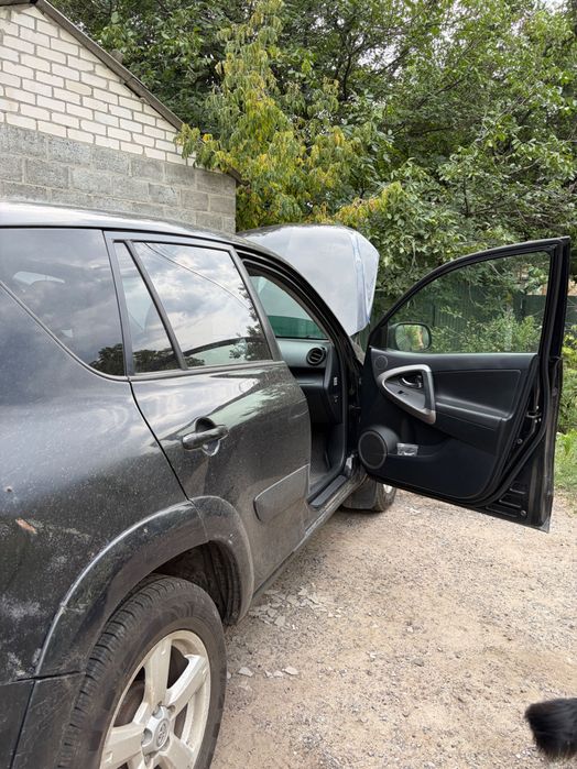 Продаю автомобіль Toyota rav4 2006року. Машина в робочому стані, все працює. Деталі по телефону.