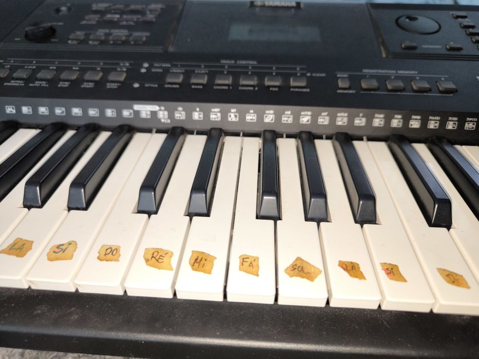 Teclado Yamaha PSR-E453 (Como Novo + Caixa Original)