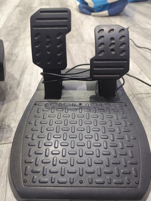 Sprzedaje kierownice thrustmaster ferrari 458