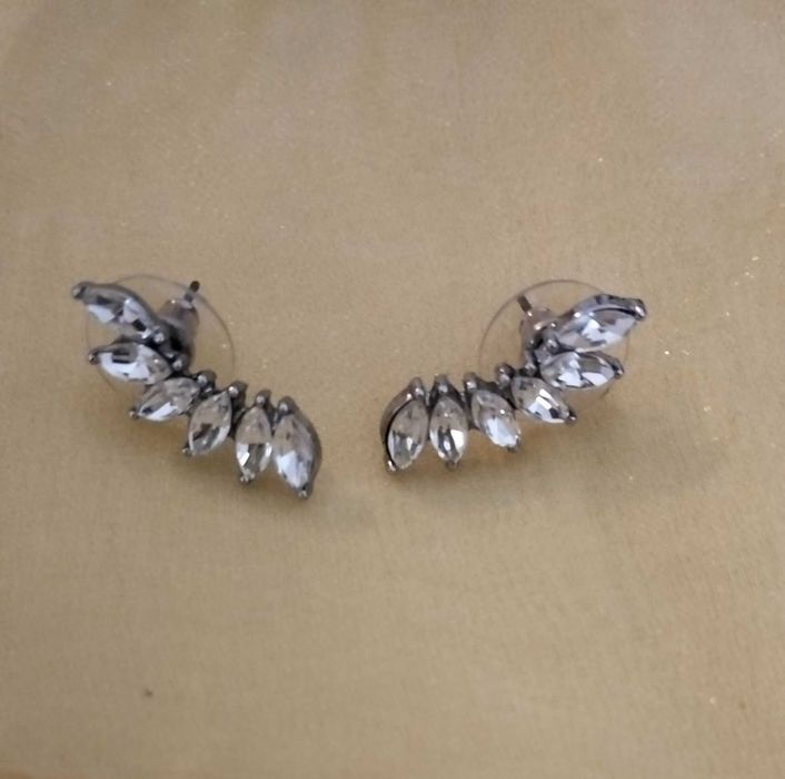 Brincos com pequenos cristais