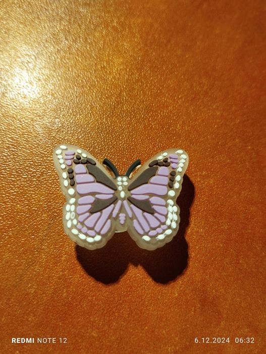 Przypinki do crocsów