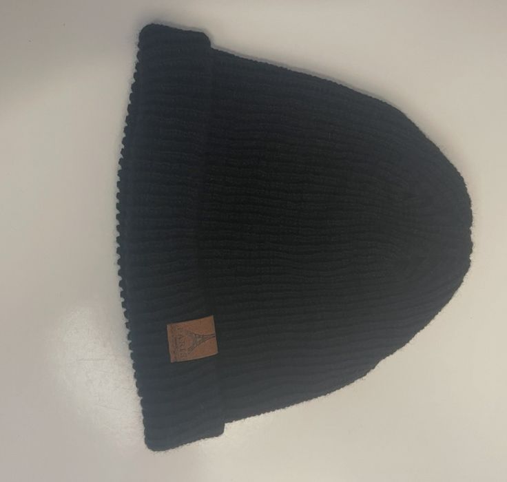 Gorro preto - Com simbolo da Torre Eiffel