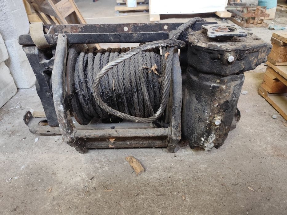 Лебідка на ГАЗ- 66  або ЗИЛ можливо   стояла на камазі позаду прак