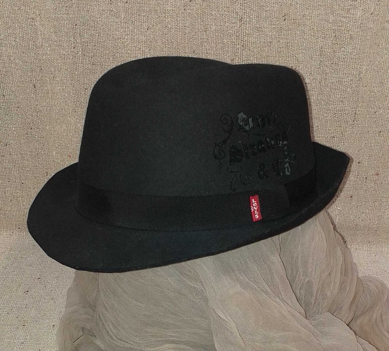 вовняний фірмовий капелюх