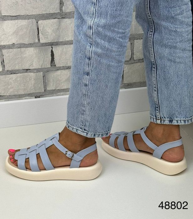 Жіночі шкіряні босоніжки в кольорах