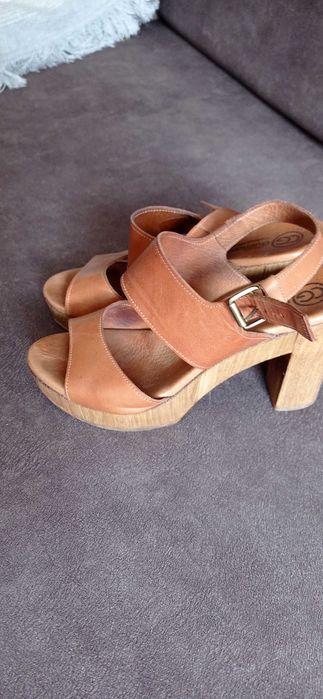 Sandały z brązowej skóry, Guimaraes