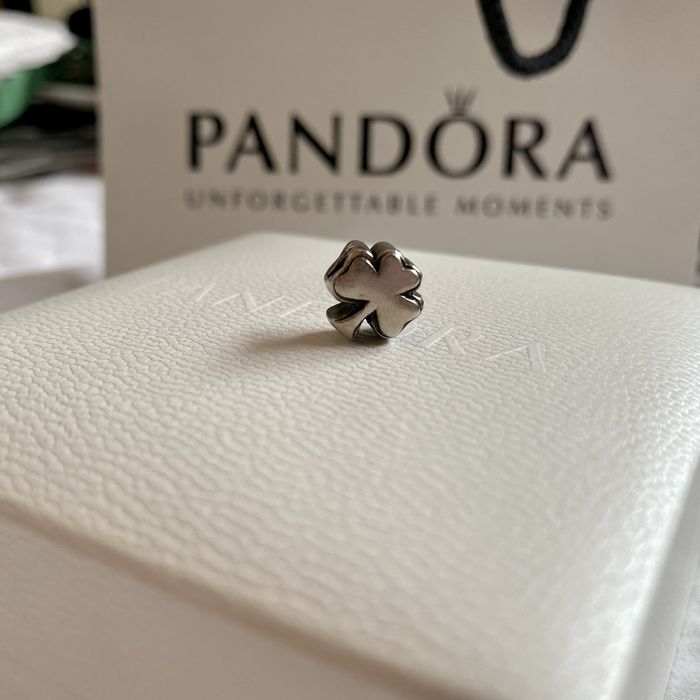 Contas Amor e Baci para pulseira Pandora