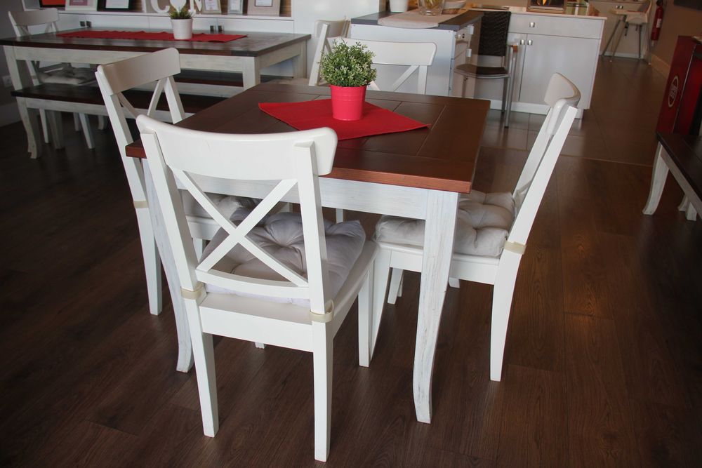 Cadeiras de madeira com almofada