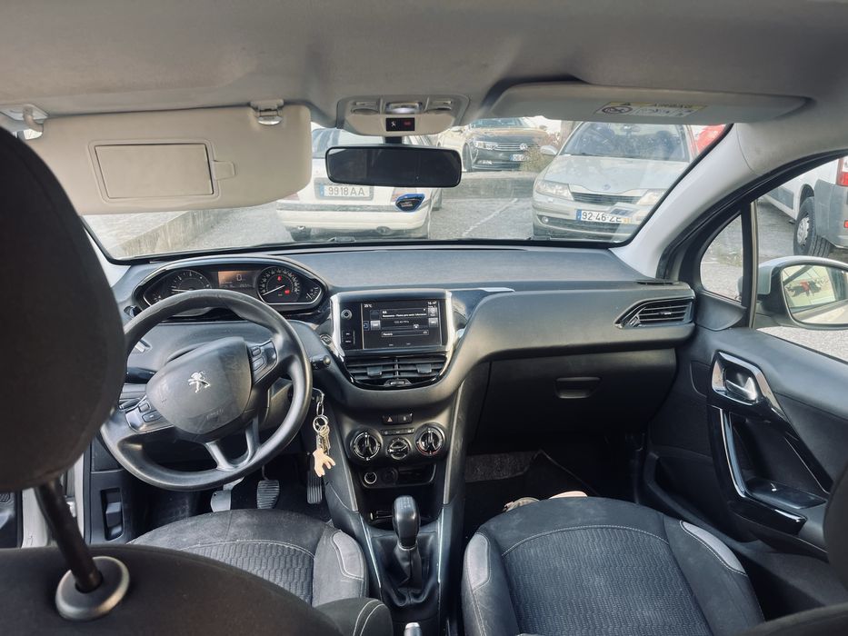 CarroPeugeot208cinzento