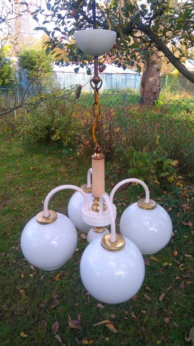 Żyrandol z PRL na cztery klosze