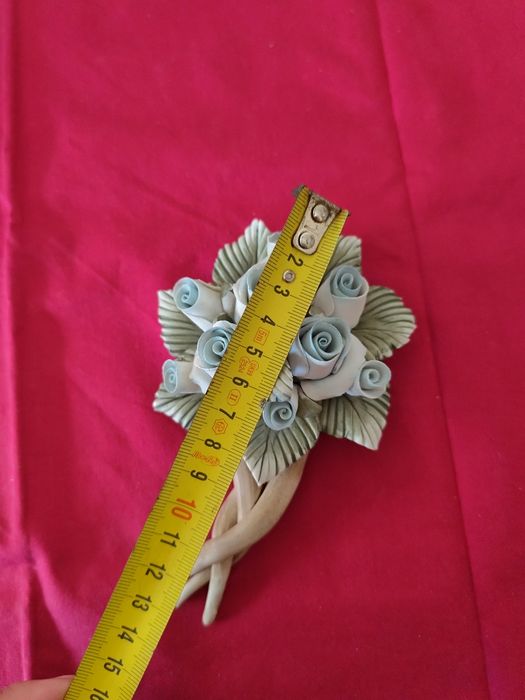 Conjunto de artigos em porcelana, bronze e biscuit.