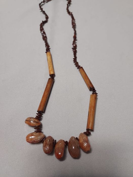 Colar com pequenas conchas