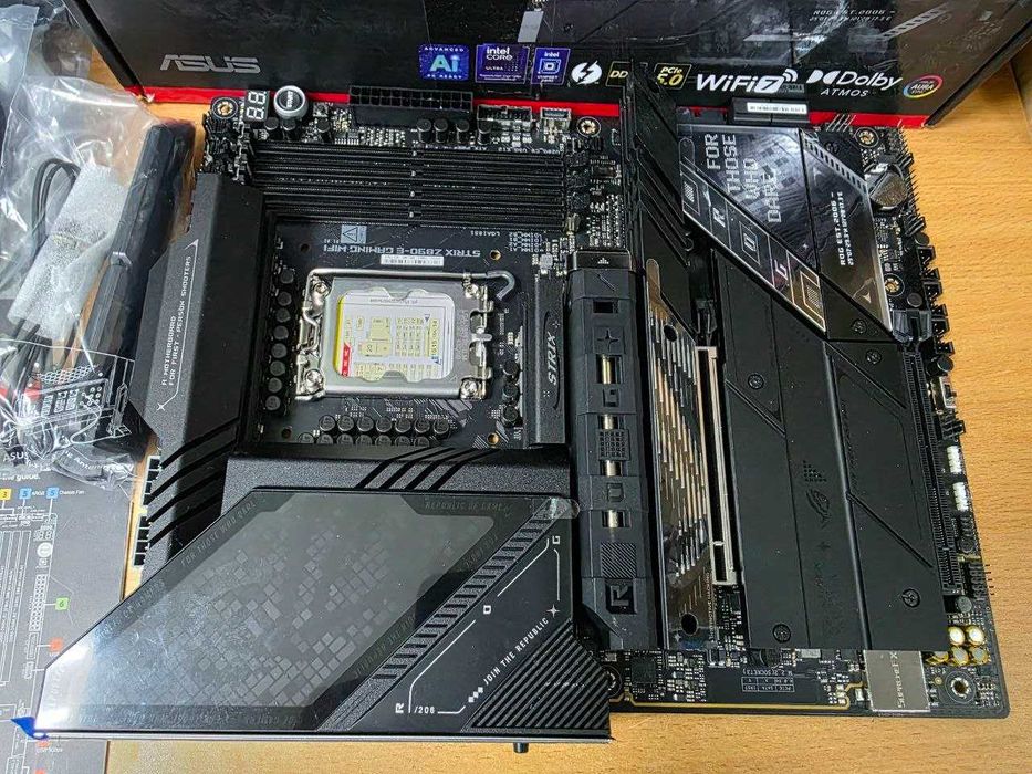 Материнська плата Asus ROG Strix Z890-E Gaming WiFi