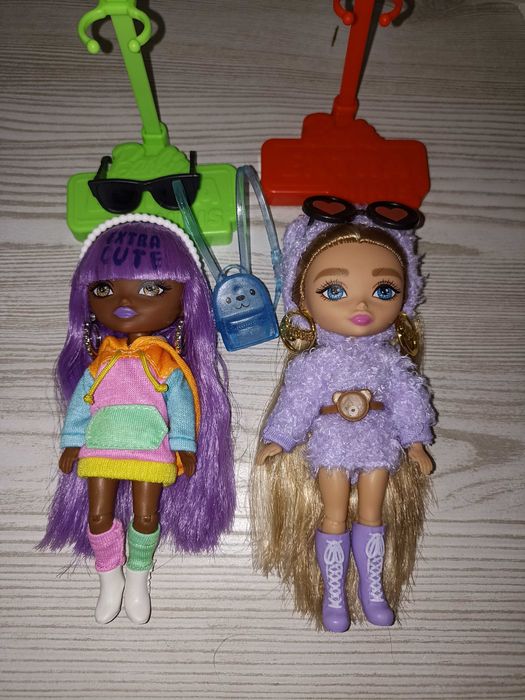 2 Barbie extra minis